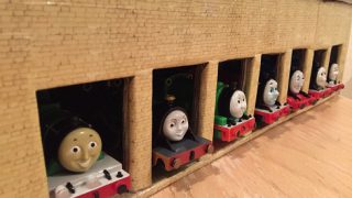 段ボールでつくるプラレールトーマスのティドマス機関庫